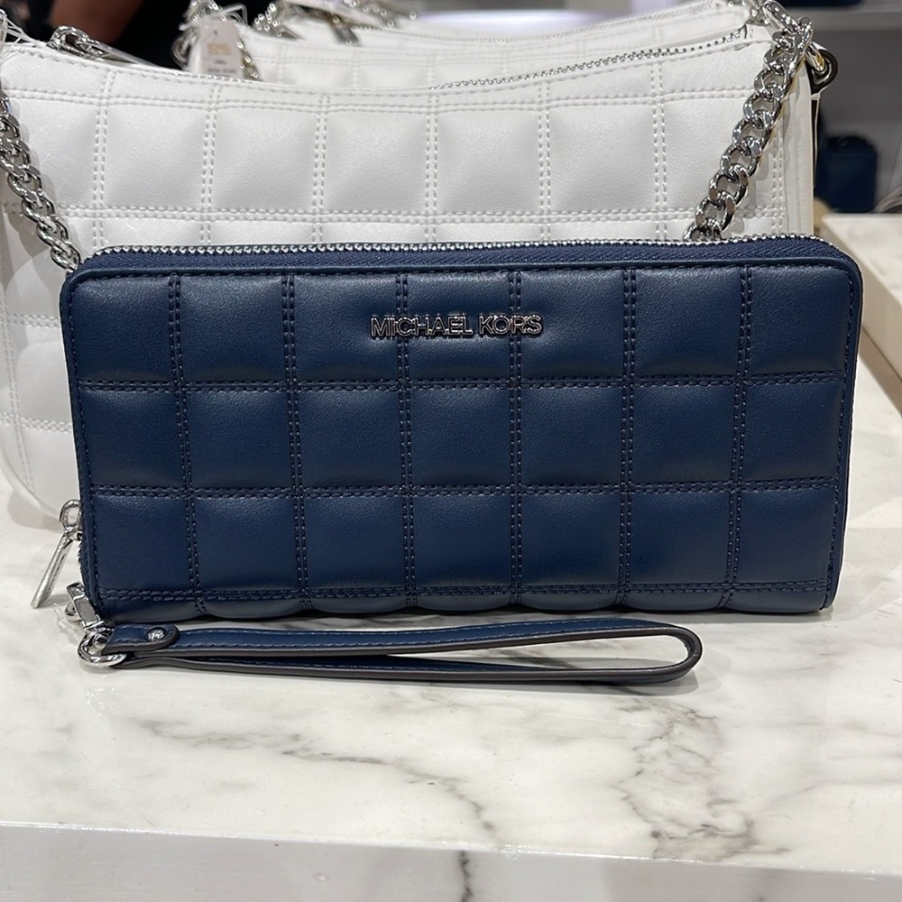 MICHAEL KORS Continental Wristlet Phone Case Wallet
Navy
NWT